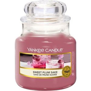 Yankee Candle, Sladké švestkové saké, Svíčka ve skleněné dóze 104 g